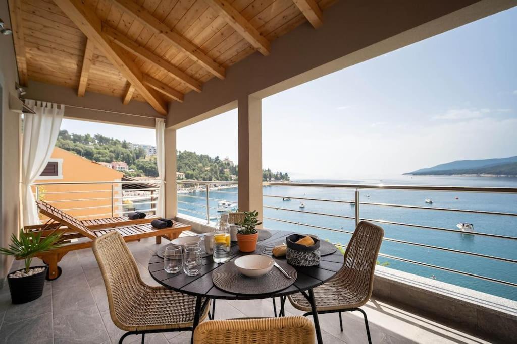 Seafront 2-Bedroom Apartment Nika - Rabac Exteriör bild