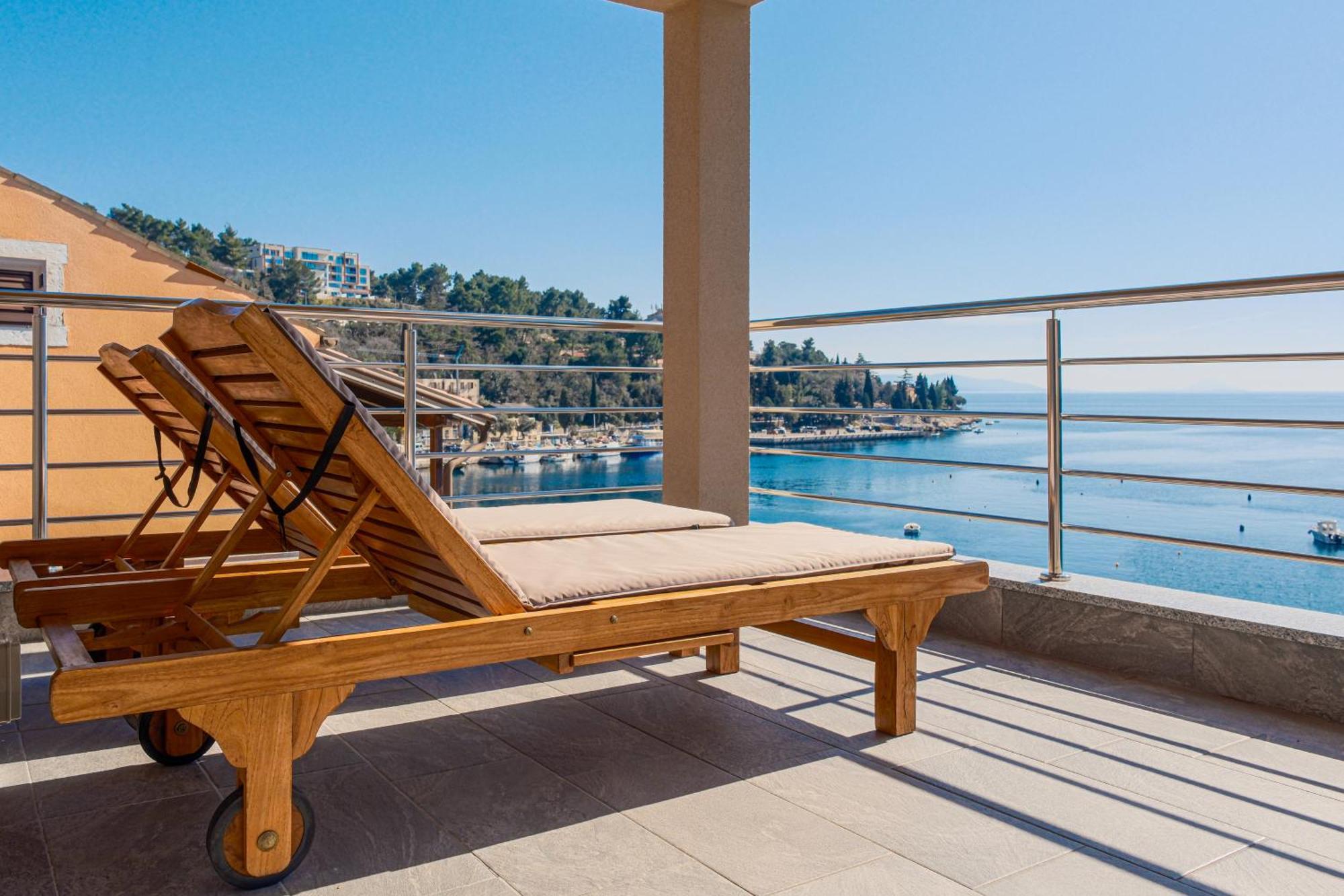 Seafront 2-Bedroom Apartment Nika - Rabac Exteriör bild