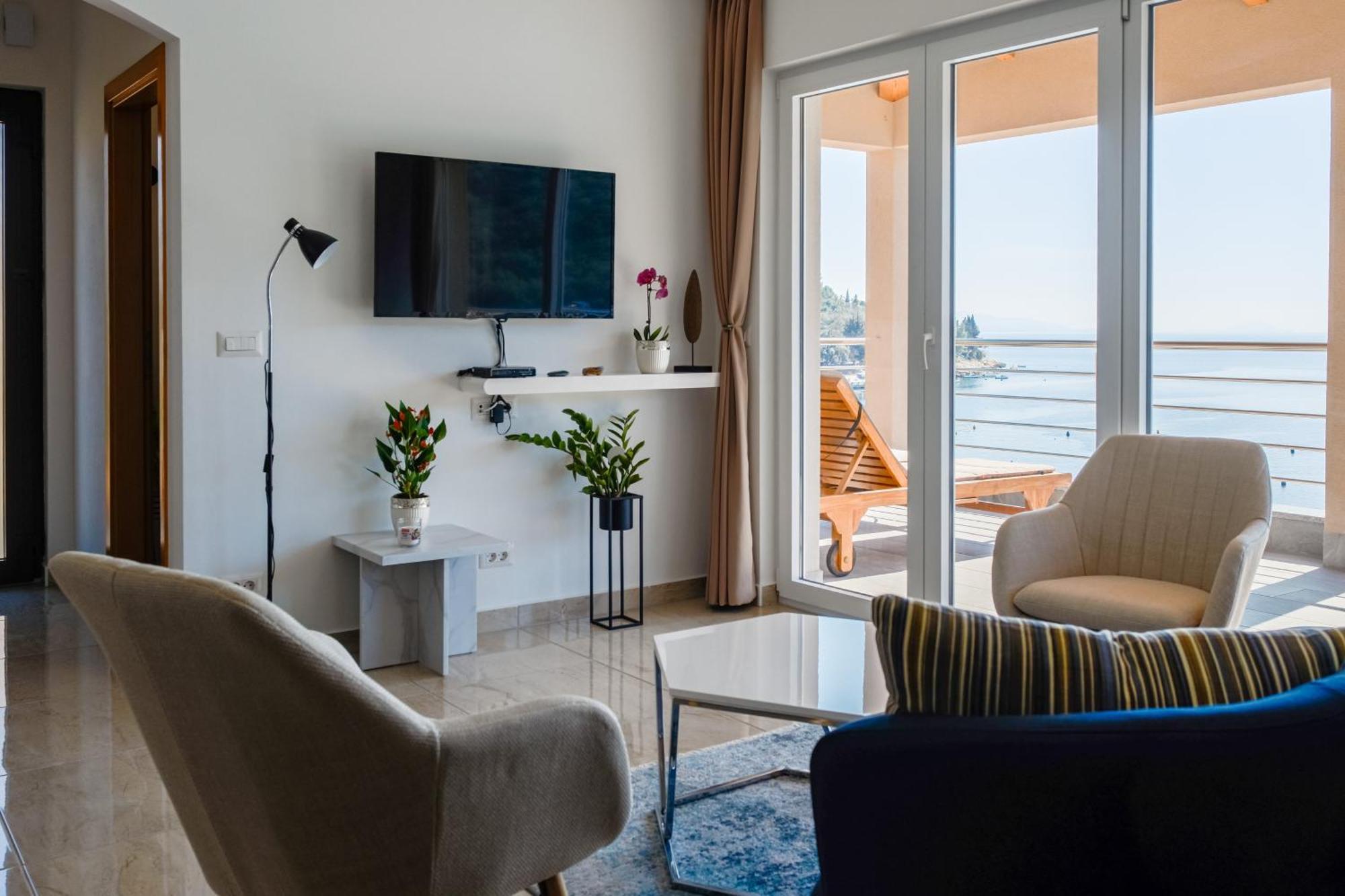 Seafront 2-Bedroom Apartment Nika - Rabac Exteriör bild